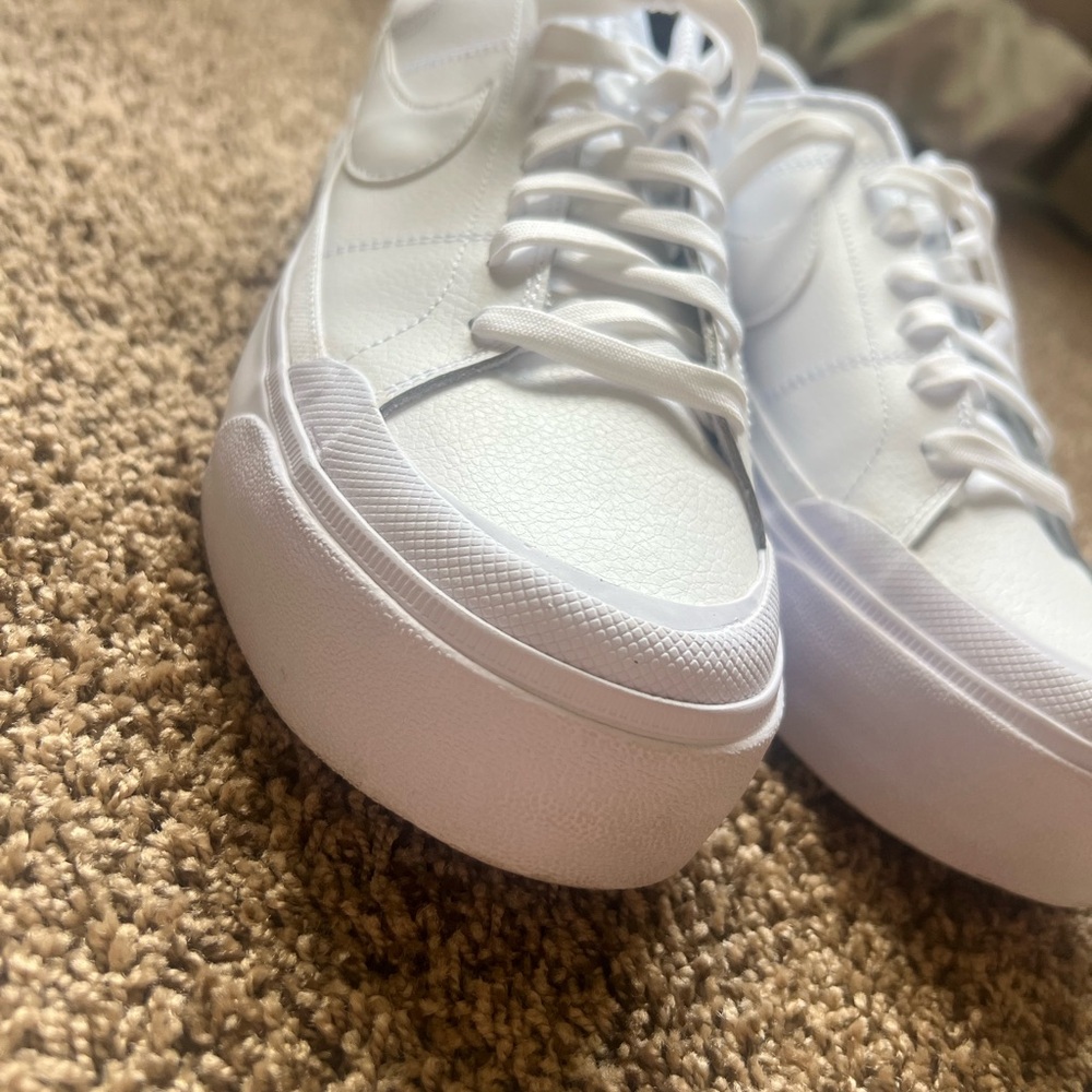 White Nike women’s  Sneakers - Picture 2 of 7